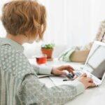 Rahasia Bisnis Kecil: 10 Strategi Cerdas Kolaborasi dengan AI (Bukan Digantikan!)